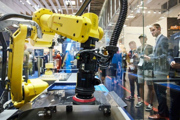 Fast jeder zweite Deutsche sieht in der Robotik die Chance zur Überwindung des Fachkräftemangels 