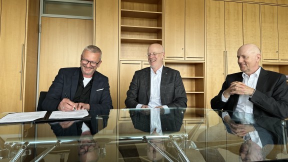Matthias Strauß (Projektleiter INTERFORST), Tobias Eichberg (DLG-Geschäftsführer Messen und Ausstellungen) und Dr. Reinhard Pfeiffer (Geschäftsführer Messe München) unterzeichnen am 23. Mai einen Kooperationsvertrag zur engeren Zusammenarbeit (v.l.n.r.).