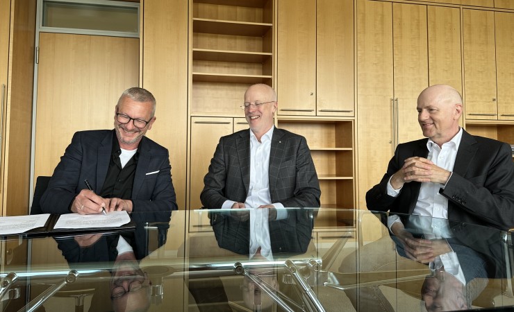 Matthias Strauß (Projektleiter INTERFORST), Tobias Eichberg (DLG-Geschäftsführer Messen und Ausstellungen) und Dr. Reinhard Pfeiffer (Geschäftsführer Messe München) unterzeichnen am 23. Mai einen Kooperationsvertrag zur engeren Zusammenarbeit (v.l.n.r.).