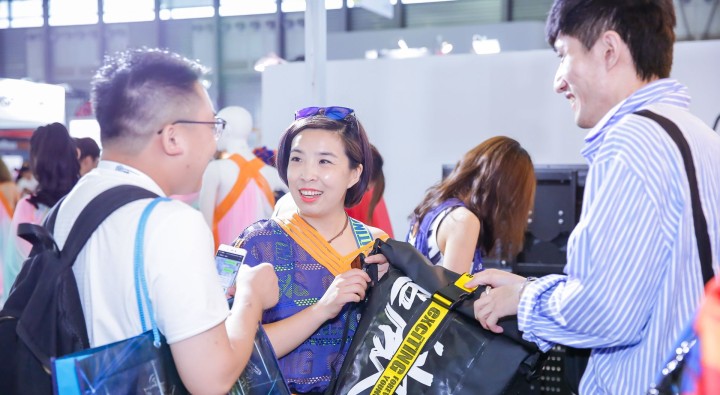 Besucher auf der ISPO Shanghai